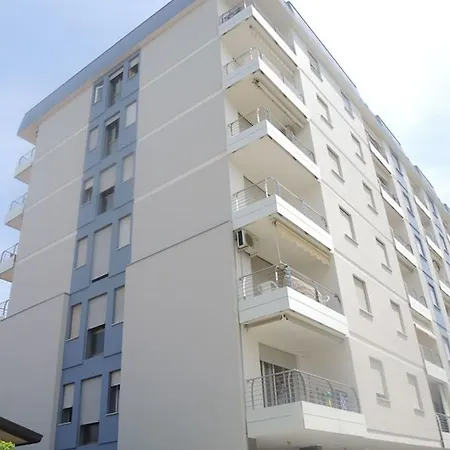 아파트 Flat With Side Sea View Just Steps From The *
