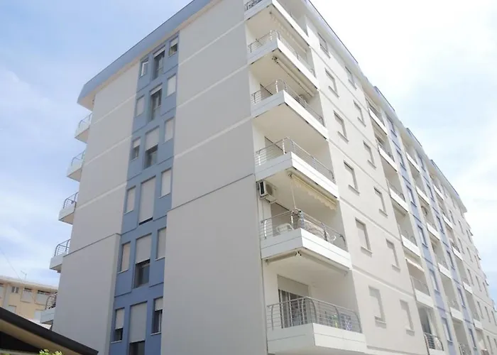 Διαμέρισμα Flat With Side Sea View Just Steps From The *
